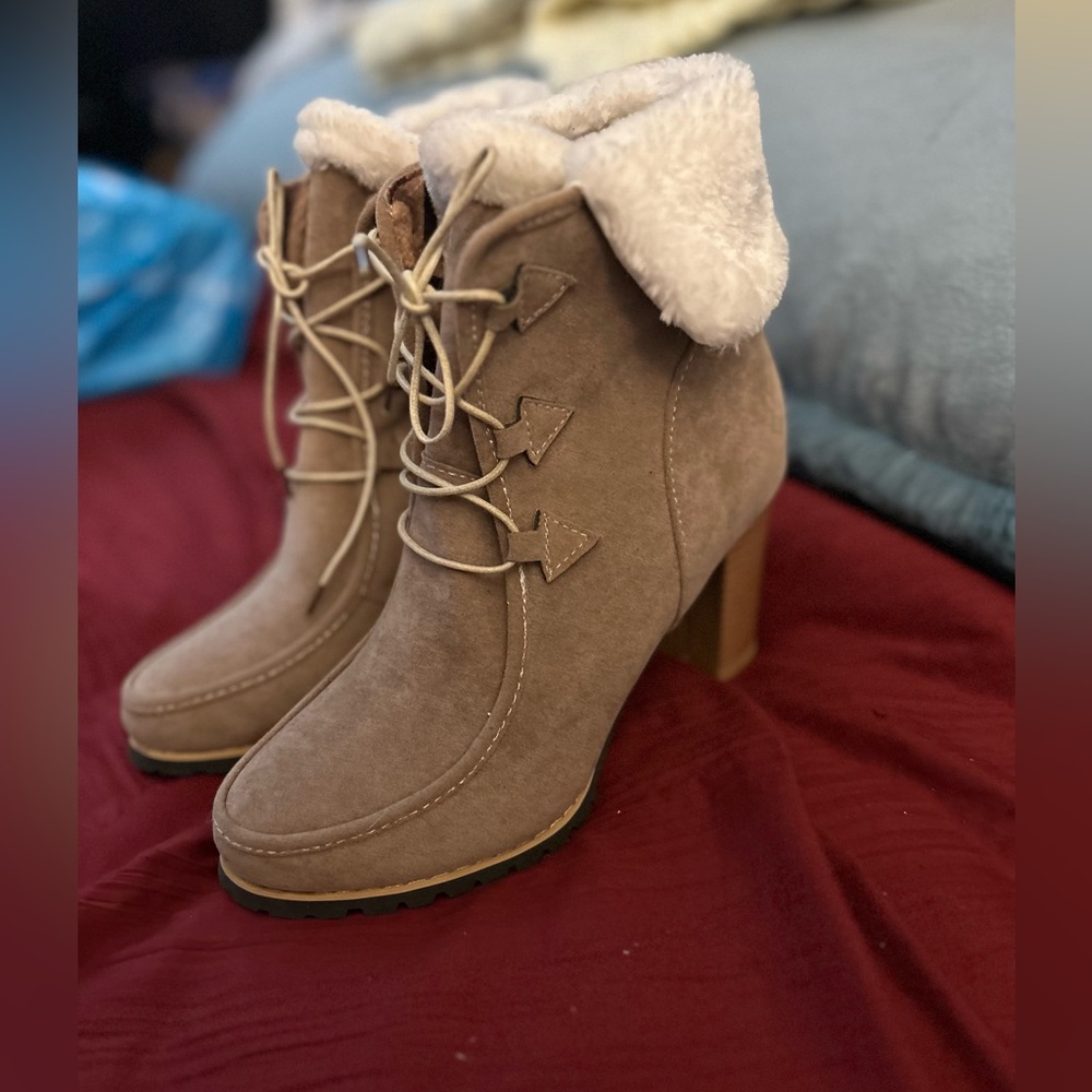 Tan suede boots w/ fur